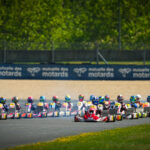 Plaisir du karting à haute vitesse sous le soleil du circuit de Carole
